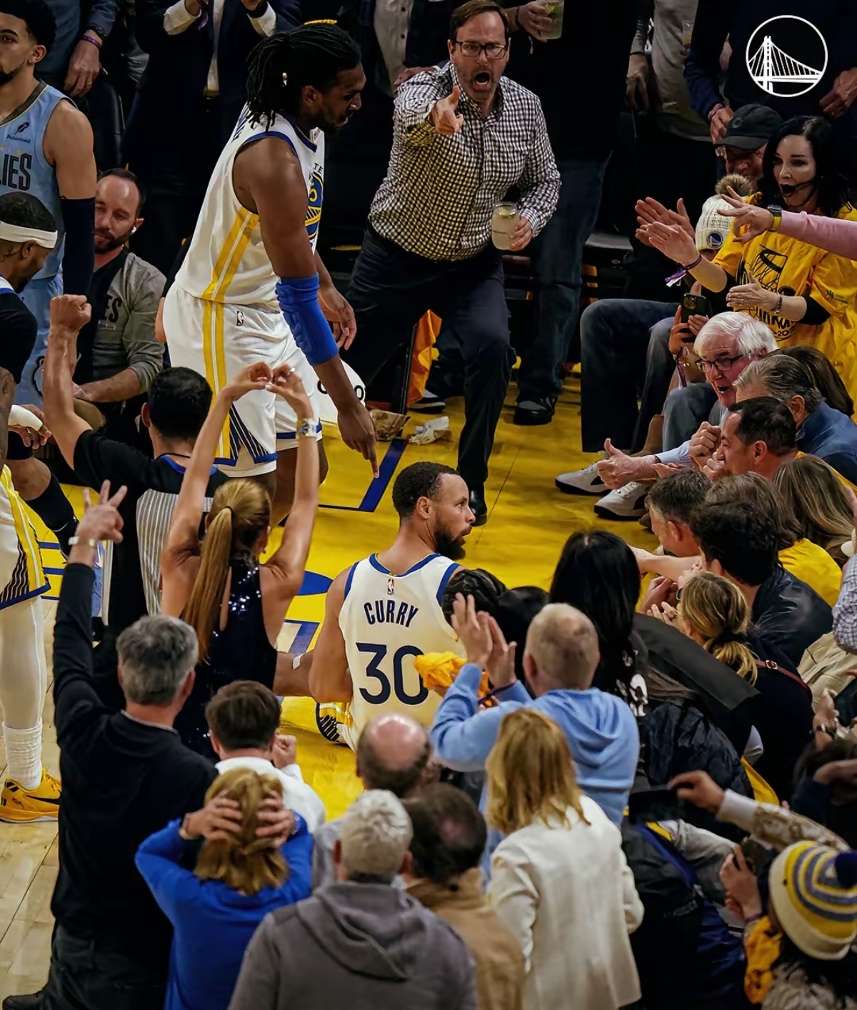 JJB-包含库里回归赛场，惊险取胜首场状态亮眼，独行侠观众沸腾！的词条