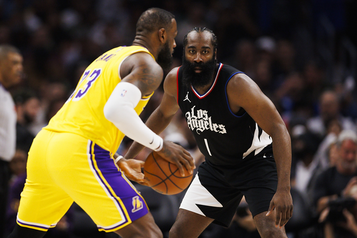 竞技宝-包含詹姆斯迎来十二赛季出色发挥，快船观众热烈欢呼！赛场气氛高涨的词条