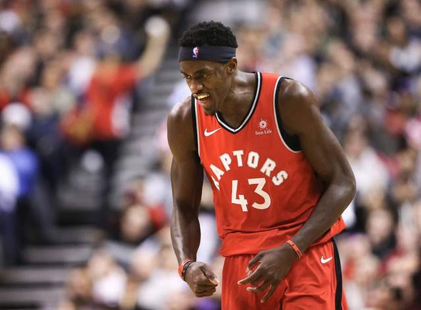 竞技宝-西亚卡姆在湖人比赛中战术调整，关键助攻引发热议！的简单介绍